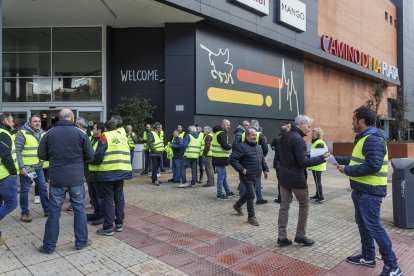 Agricultores y ganaderos reparten octavillas frente a Alcampo.