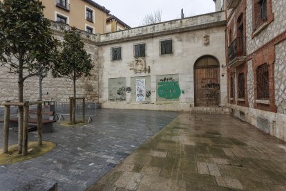 El edificio municipal que acogió el antiguo Asador de Aranda, en Las Llanas.