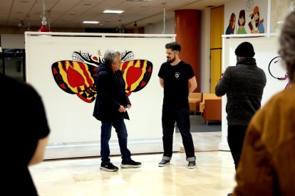 El artista (dcha) en un instante de la presentación de la exposición.