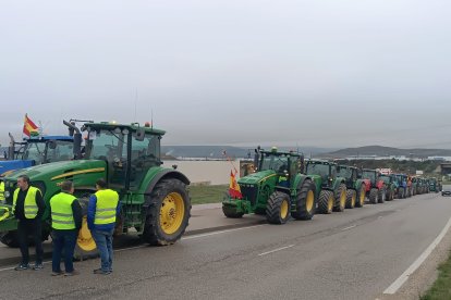 Segunda tractorada en Burgos, a punto de salir, frente a Obramat.