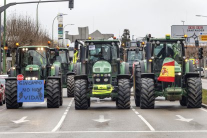 La segunda gran tractorada en Burgos, desfilando por la avenida Cantabria.