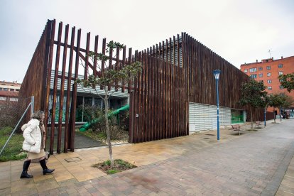 Acceso a la central de recogida neumática de residuos en la calle Eduardo Ontañón, frente al Hangar.