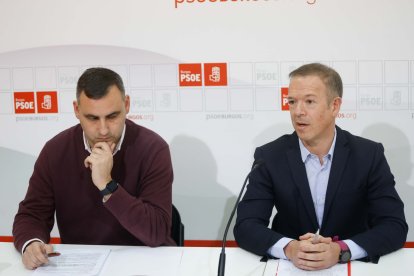 Álvaro Morales y Ander Gil, en la sede del PSOE de Burgos.