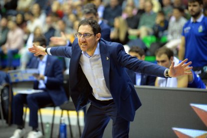 Lolo Encinas durante el partido ante el Alega Cantabria en el Coliseum.