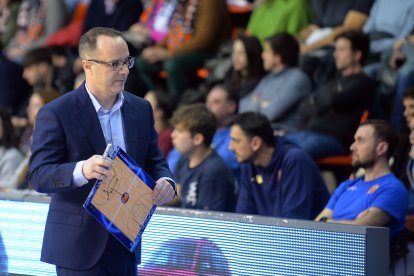 Ocampo, con la pizarra de marcar las jugadas durante el partido de la jornada pasada en El Plantío.