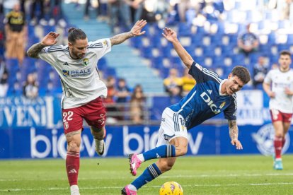 Mumo junto a un rival del Oviedo a punto de caer al suelo.