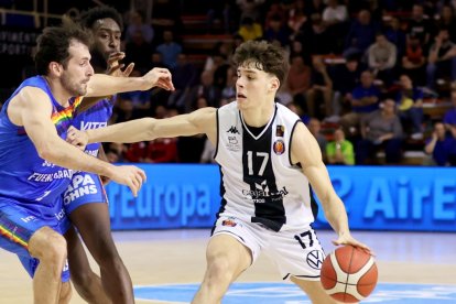 Mario Saint-Supéry conduce el balón durante la primera mitad.