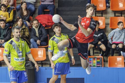 Pablo Gómez, en plena acción de disparar a puerta en el partido ante Zamora en El Plantío.