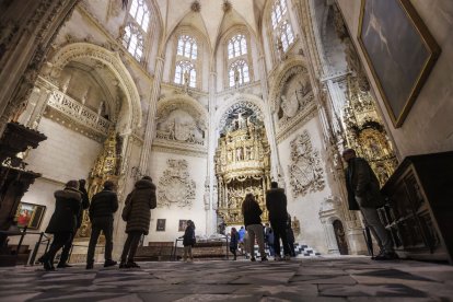 Un grupo de turistas pasean por la capilla de los Condestables.