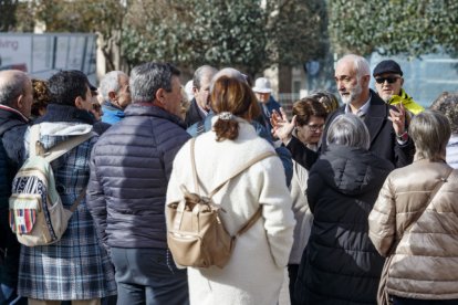 Un guía ofrece una explicación a un grupo de turistas en Burgos.