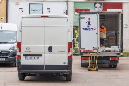 Vehículos en las zonas peatonales de Burgos, en tareas de carga y descarga.