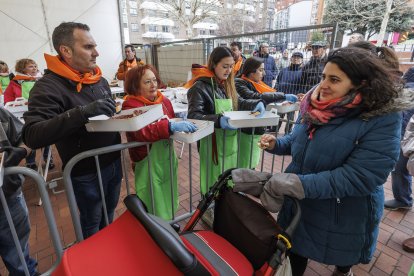 Jóvenes y no tan jóvenes hacen posible esta celebración popular de la que los vecinos de la zona están orgullosos.