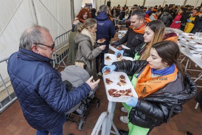 Vecinos de todas las edades se sumaron a la fiesta y degustaron su pincho de cecina, como manda la tradición.