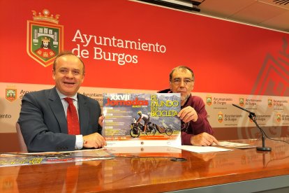 Fernando Martínez-Acitores y Luis Markina han presentado las jornadas 'El Mundo en Bicicleta'.