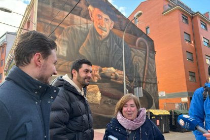 El artista, en el centro, junto al alcalde y la presidenta de la Asociación de Comerciantes del barrio de Santa Catalina