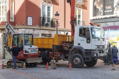 Una obra de la Sociedad de Aguas hace pocos días en la plaza de Alonso Martínez con la calle San Juan.