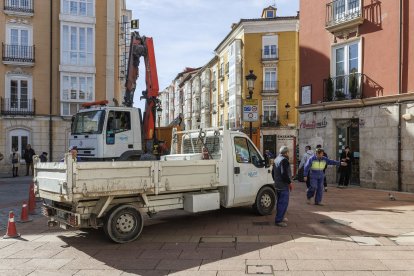 Una obra de la Sociedad de Aguas hace pocos días en la plaza de Alonso Martínez con la calle San Juan.