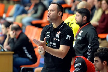 Imagen del entrenador del UBU San Pablo Burgos, Roi Sánchez.