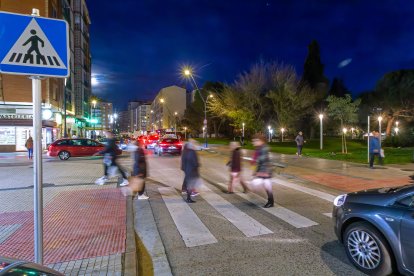 Paso de cebra a la altura de la calle Santiago número 35, en el barrio de Gamonal.