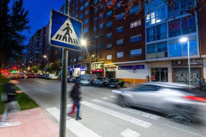 Paso de peatones a la altura del número 59 de la avenida Derechos Humanos, en el barrio de Gamonal.