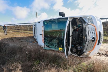 Vuelca un autobús escolar en la A-1