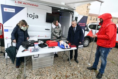 El delegado de la Junta en Burgos, Roberto Sáiz, y la presidenta provincial de Cruz Roja Burgos, María Isabel de Blas, visitan los tres nuevos vehículos eco de Cruz Roja en la provincia de Burgos para llegar a las localidades menos pobladas