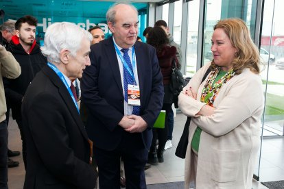 De izquierda a derecha, el comisionado del PERTE Chip, Jaime Martorell, el CEO de Hipterbaric, Andrés Hernando, y la alcaldesa de Burgos, Cristina Ayala.