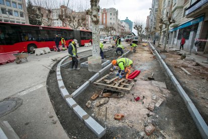 Obras del carril bici de la calle Vitoria, a la altura de la Delegación de Hacienda.