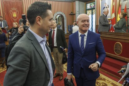 El socialista Daniel de la Rosa y el concejal de Hacienda, Ángel Manzanedo, protagonistas del debate.