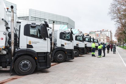 Presentación de los últimos vehículos de recogida de basura y limpieza viaria de Urbaser que han llegado a la ciudad.