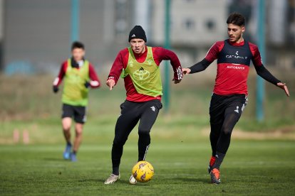 Último entrenamiento del CD Mirandés antes del desplazamiento a Tenerife.