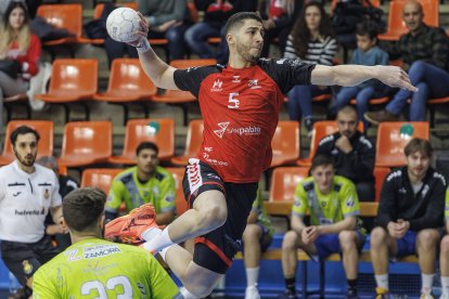 Guilherme Leonel a punto de disparar a portería en el último partido en El Plantío.