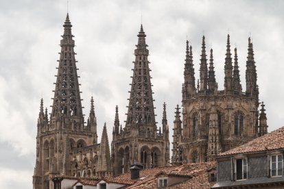 Las dos agujas de la Catedral de Burgos se someterán a una revisión tras la caída de un crochet.