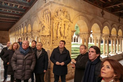 El presidente de la Junta, Alfonso Fernández Mañueco, acompaña al expresidente del Gobierno José María Aznar, en el Monasterio de Silos, con motivo de su visita por Castilla y León