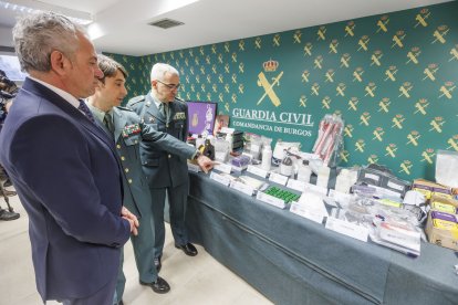 El delegado del Gobierno, Nicarnor Sen, con Alejandro Hernández y Alfonso Martín (Guardia Civil).