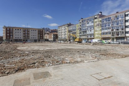 Una máquina retira estos días los últimos restos de la demolición del edificio que se construyó en 1950.