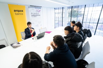 Estudiantes participando en el programa de fomento del emprendimiento