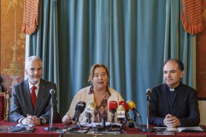 La alcaldesa, Cristina Ayala, presentó la cita junto a Luis Manuel Isasi y Agustín Burgos, presidente y abad de la Junta de Semana Santa.