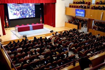 El Aula Magna de la UBU acogía a los primeros 800 estudiantes burgaleses interesados en conocer las bondades de la UBU.