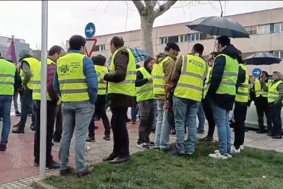 Protesta de agricultores y ganadores frente a la Guardia Civil.