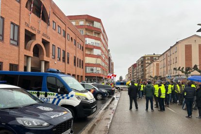 Una veintena de policías ha acompañado a los agricultores en su espera en los Juzgados de Aranda