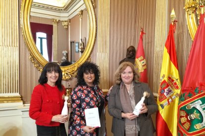 La diputada provincial Inmaculada Sierra, Ana Caro, directora de Programas, Patrimonio , Prevención y Salud de la Universidad Autónoma de Madrid y vocal de la Asociación de Mujeres en el Sector Público, y la alcaldesa, Cristina Ayala.