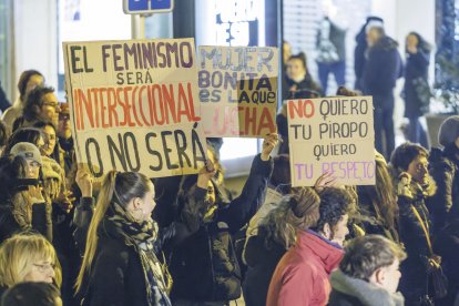 Miles de personas se movilizan por una mayor igualdad entre mujeres y hombres.