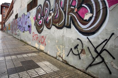 Pintadas vandálicas en calles de la capital burgalesa, en este caso en bajos comerciales.