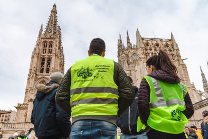 Una pareja de manifestantes a los pies de la Catedral de Burgos, en la plaza del Rey San Fernando.