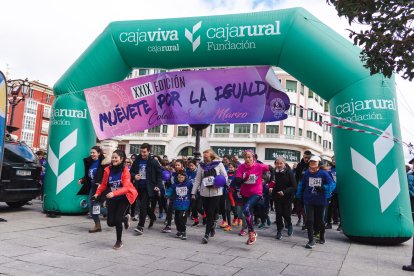 Un momento de la salida desde la plaza del Cid de la Marcha por la Igualdad.