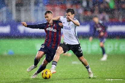 Imagen del partido entre el Eibar y el Burgos CF.