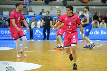 Arnau Parrado y Caio Pacheco celebran una jugada durante el derbi ante el San Pablo Burgos.