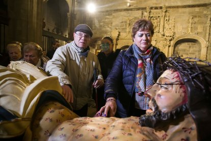 Usuarios de la ONCE palpan el Santísimo Cristo de Burgos en la iglesia de San Gil.