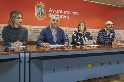 Carlos Niño ha estado acompañado por representantes de las entidades que colaboran en el Plan Municipal de Adicciones.